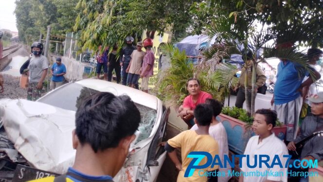 
					KA Sritanjung Tabrak Mobil Brio, Sopir Selamat