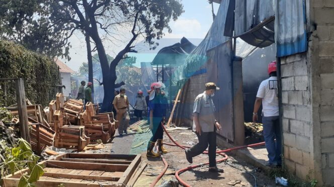 
					Terjadi Konsleting Listrik, Gudang Mebel Hangus Terbakar