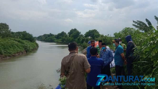 
					Tergerus Banjir, Plengsengan Sungai Kedunglarangan Ambrol