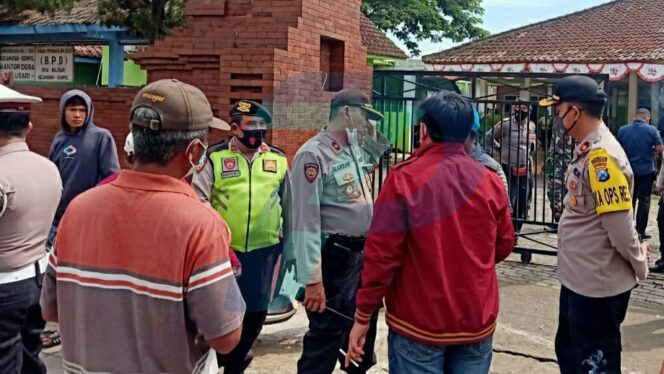 
					Juragan Tambang Ditahan, Warga Bulusari Demo Kantor Desa