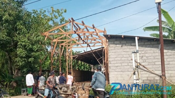 
					Pasang Kuda-kuda, Pekerja Bangunan Tersengat Listrik