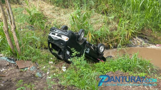 
					Pikap ‘Nyemplung’ ke Sungai, 5 Penumpang Selamat