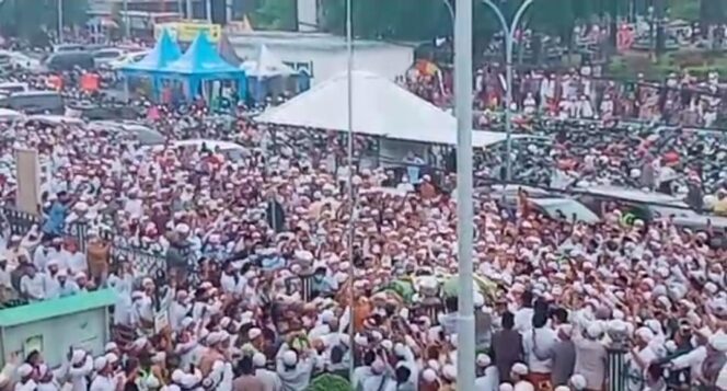 
					Pelayat Menyemut saat Pemakaman Habib Hasan, Satgas Covid-19; Diluar Dugaan