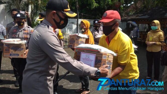 
					10 Ton Beras untuk Warga Terdampak Covid