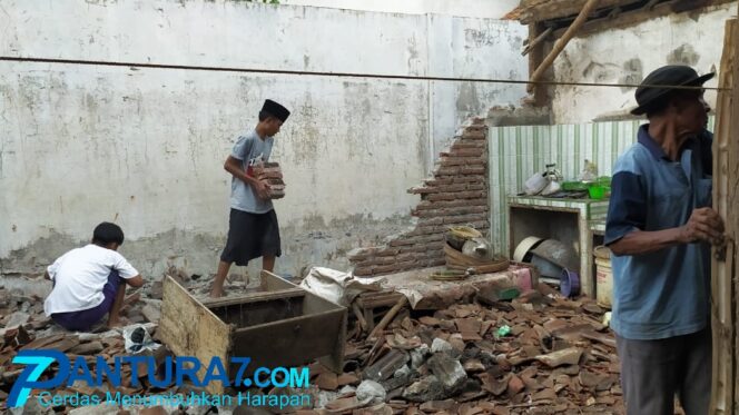 
					Lapuk dan Diguyur Hujan, Rumah Ambruk