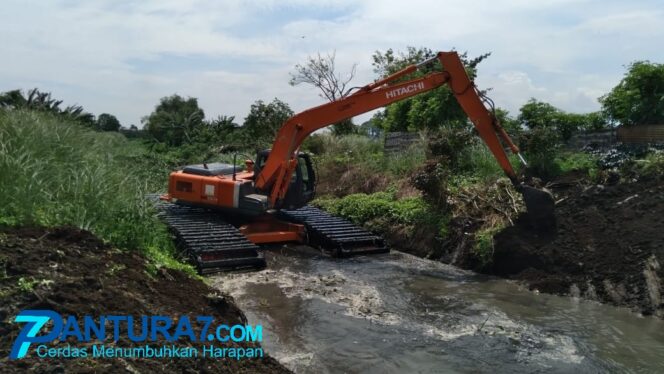 
					Atasi Banjir, Sungai Wrati Dikeruk