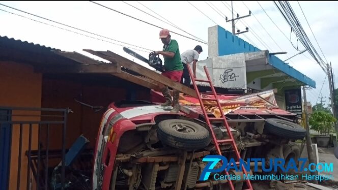 
					Dua Truk Alami Laka Tunggal di Pasuruan