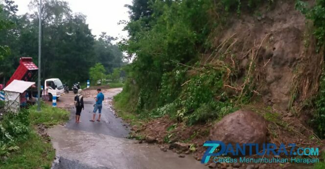 
					Hujan Deras Sebabkan Banjir dan Longsor di Gempol