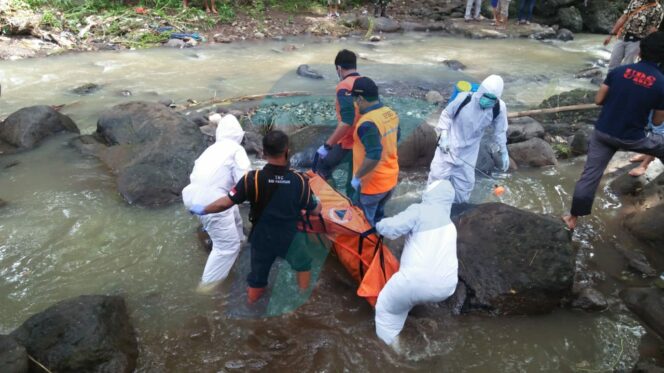 
					Sesosok Mayat Perempuan Ditemukan Nyangkut di Sungai Martopuro