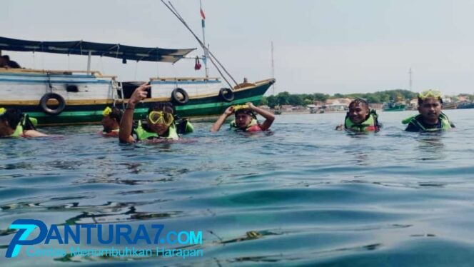 
					Kembali Dibuka, Ratusan Wisatawan Serbu Gili Ketapang