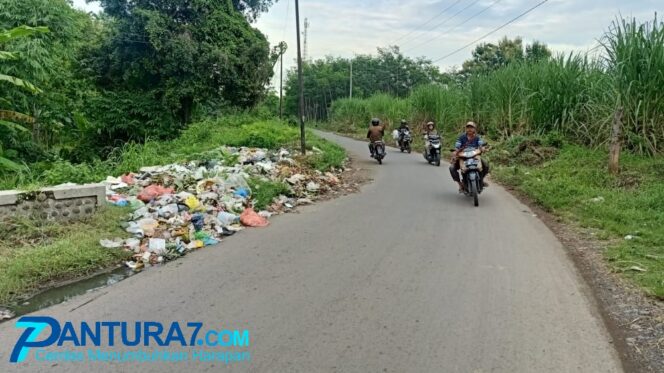 
					Sampah Berserakan di Perbatasan Dua Kecamatan Dikeluhkan