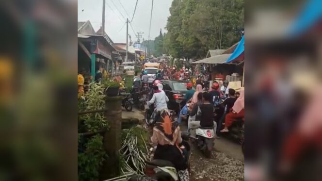 
					Abaikan Prokes, Jalur Wisata Krucil Membludak saat Tahun Baru