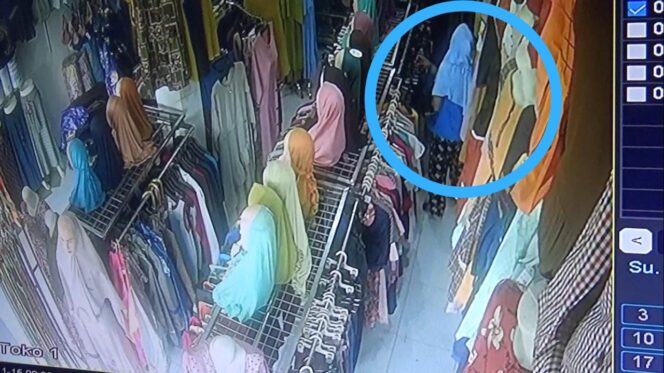 
					Emak-emak Curi Celana di Leces Terekam CCTV