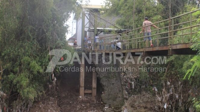 
					Jembatan Gantung di Gempol Ditutup, Warga Terisolir