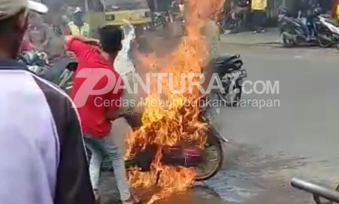 
					Motor Terbakar di Jalur Pasuruan – Malang, Pengendara Selamat