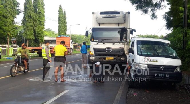 
					Sopir Mengantuk, Pikap Seruduk Truk Boks