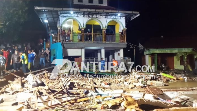 
					Banjir Bandang Sapu Gempol, 8 Rumah Ambruk, 2 Warga Hilang