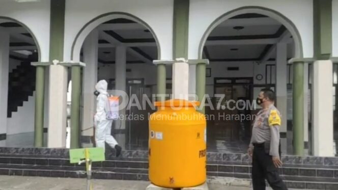 
					Tempat Keramaian di Kraksaan Disemprot Disinfektan