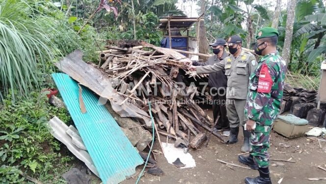 
					Kondisi Lapuk, Dapur Lansia di Krucil Ambruk