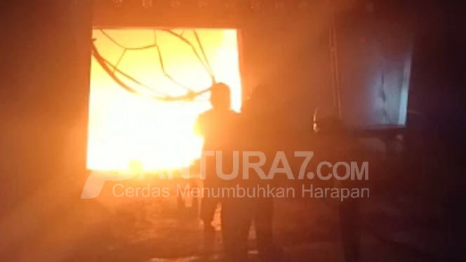 
					Dipicu Konsleting Listrik, Gudang Ikan Terbakar