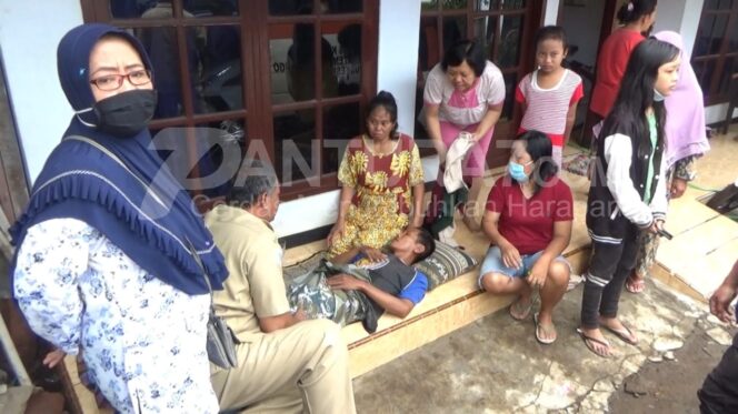 
					Warga Terdampak Banjir di Dringu, Pusing hingga Pingsan