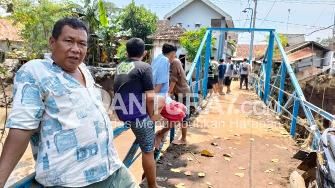 
					Rumah Tergerus Banjir, Warga Dringu Pasrah