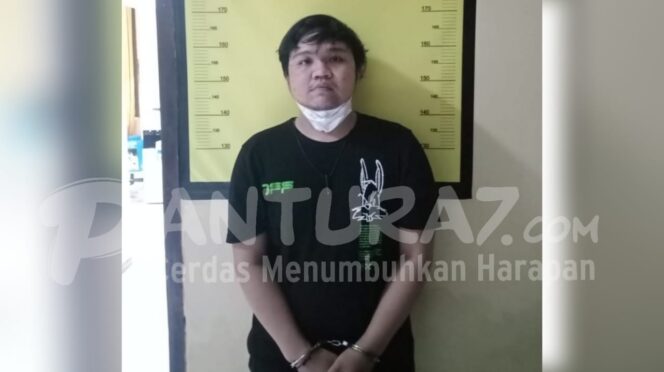 
					TERSANGKA: Ari Teguh Santoso (23) ditangka polisi saat membeli Sabu-sabu online.(foto: Ahsan Faradisi)