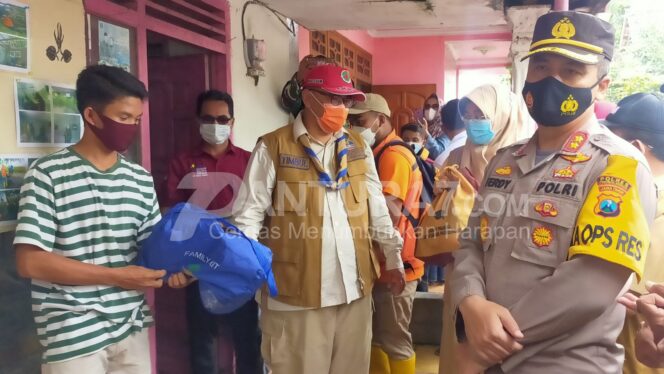 
					Rumahnya Roboh, Anak Yatim Piatu di Gading Banjir Santunan