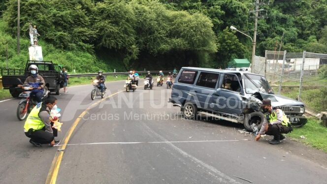 
					Hilang Konsentrasi, Kijang Seruduk Pikap di Tikungan PLTU