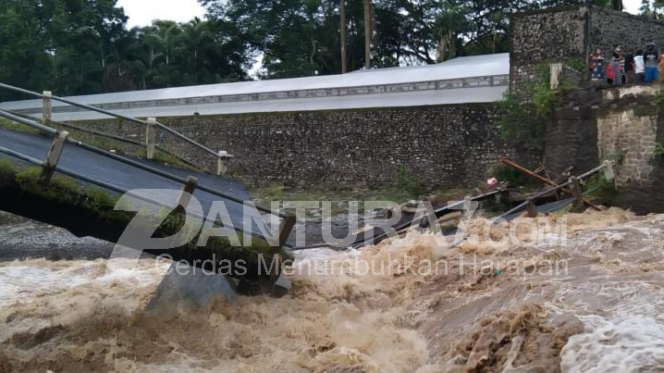 
					Tergerus Banjir, Jembatan Kasri Ambrol