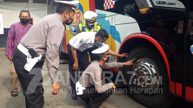 
					Cegah Kecelakaan, Kelayakan Bus Diperiksa