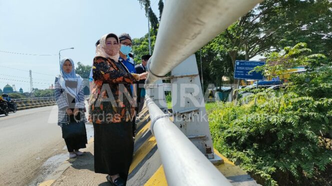 
					Anggota Komisi VIII DPR-RI, Anisah Syakur saat meninjau Sungai Kedunggaleng Dringu, Jum'at (12/3/21). 