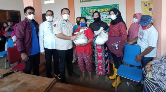 
					Pengurus BPC HIPMI Kabupaten Probolinggo saat menyerahkan paket sembako kepada warga terdampak banjir Dringu, Jum'at (12/3/21).