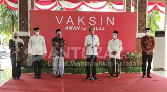 
					Di Hadapan Jokowi, MUI Jatim Jamin Vaksin AstraZeneca Aman dan Halal