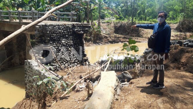 
					Jembatan Penghubung 2 Dusun Putus, Akses Transportasi Tersendat