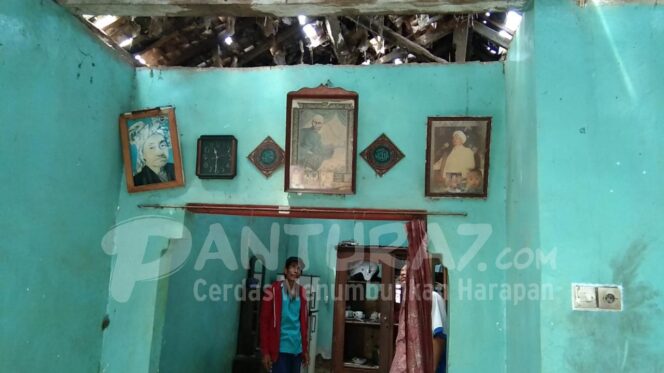 
					Rumah Berantakan Disambar Petir, Foto Tiga Ulama Tetap Utuh