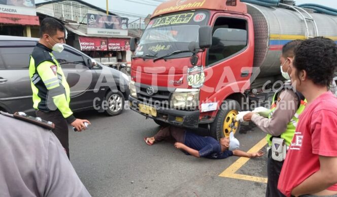 
					LAKA: Polisi melakukan olah TKP dalam kecelakaan truk tangki di Sidoarjo (foto: Fathir Hafidz)