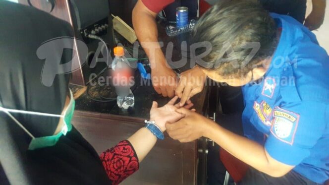 
					Cincin Tak Bisa Lepas, Wanita Muda ini Datangi Damkar