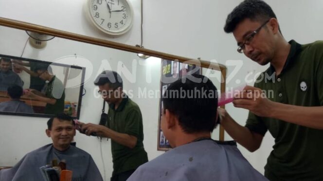 
					Efek Pandemi, Penghasilan Tukang Potong Rambut Terpangkas