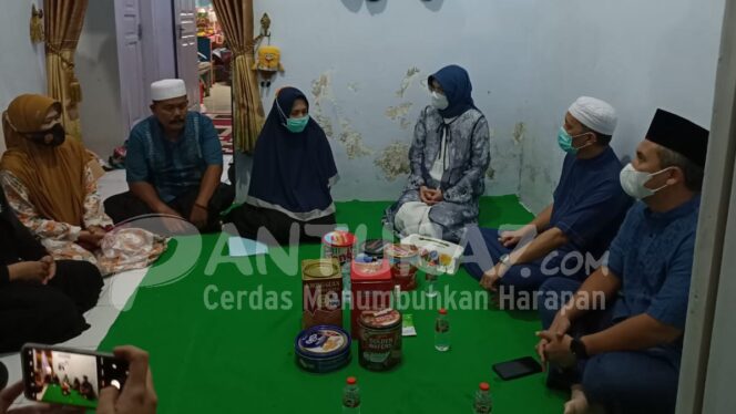 
					Beri Dukungan Moril, Bupati Tantriana Takziah ke Rumah Serda Eta Misnari