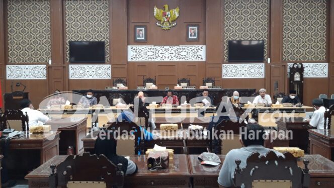 
					Dewan Desak Perusahaan Penuhi THR Karyawan