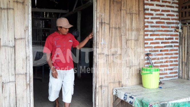 
					BOBOL: Susiadi melihat kondisi pintu rumah pasca kehilangan 2 sepeda motornya. (foto : Hafiz Rozani)