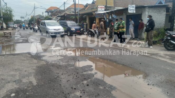 
					TERGENANG; Salah satu titik kerusakan di Jl. Gununggangsir, Kecamatan Beji, tergenang air hujan. (foto : Moh. Rois)