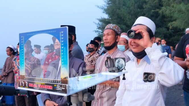 
					Tertutup Awan, Hilal Tak Terlihat di Pantai Duta Paiton