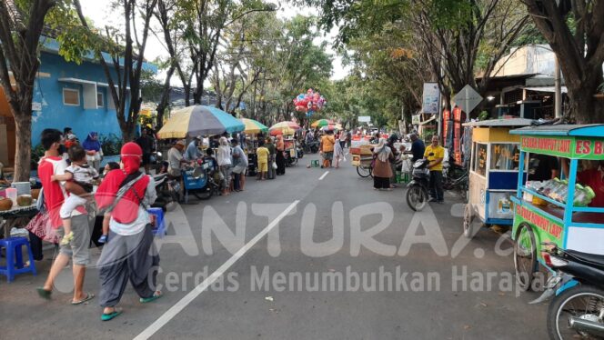 
					Ada Bazar Takjil hingga Pedagang Dadakan di Alun-alun Kraksaan, Prokes Diprioritaskan