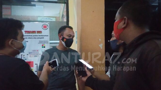 
					BERI PENJELASAN; Kapolres Pasuruan Kota, AKBP Arman memberi penjelasan kepada wartawan soal penangkapan pelaku begal di Grati. (foto; Moh. Rois)