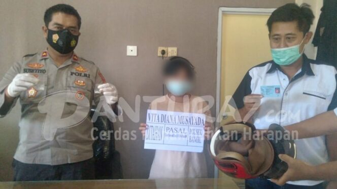 
					Sembunyikan Sabu di Helm, Wanita Muda ini Tetap Terciduk