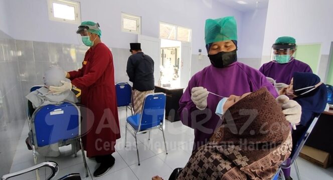 
					Balik ke Pesantren, Santri Ramai-ramai Tes Rapid Antigen