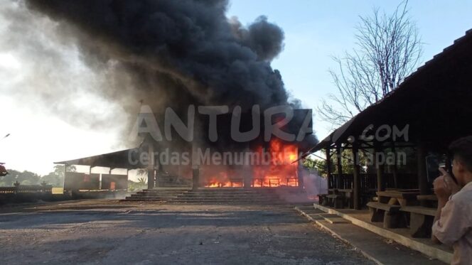 
					Bengkel Mobil di Pinggir Jalur Pantura Nguling Ludes Terbakar