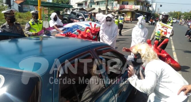 
					Pocong hingga Kuntilanak, Edukasi Prokes di Probolinggo